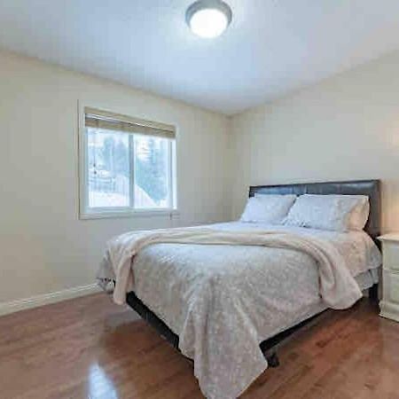 Villa 2500 Sq House In Springbank Hill Bl 261818 YYC Exterior foto