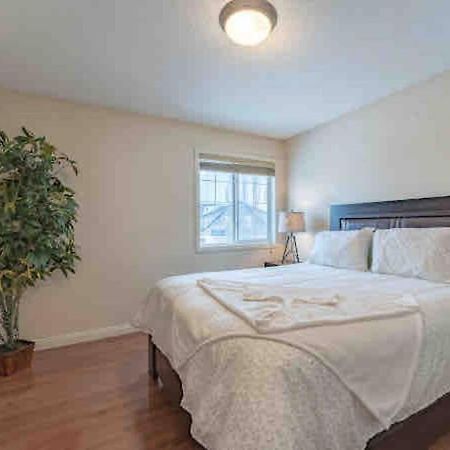 Villa 2500 Sq House In Springbank Hill Bl 261818 YYC Exterior foto