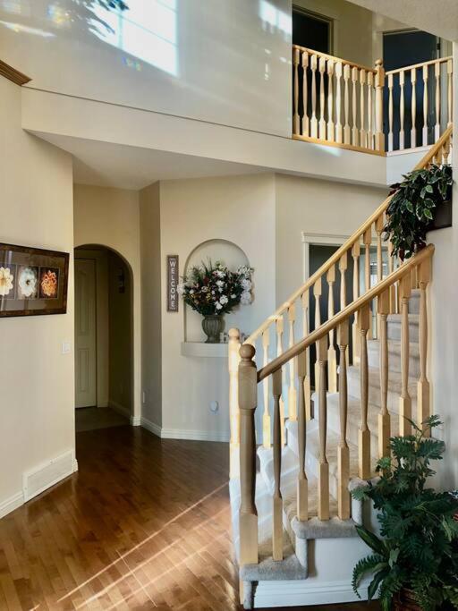 Villa 2500 Sq House In Springbank Hill Bl 261818 YYC Exterior foto