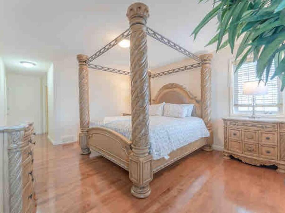 Villa 2500 Sq House In Springbank Hill Bl 261818 YYC Exterior foto