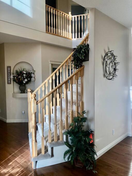 Villa 2500 Sq House In Springbank Hill Bl 261818 YYC Exterior foto