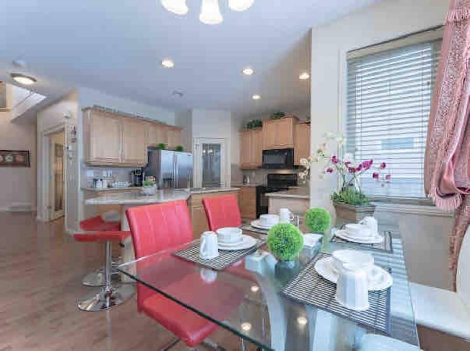 Villa 2500 Sq House In Springbank Hill Bl 261818 YYC Exterior foto