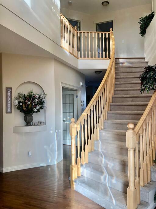 Villa 2500 Sq House In Springbank Hill Bl 261818 YYC Exterior foto