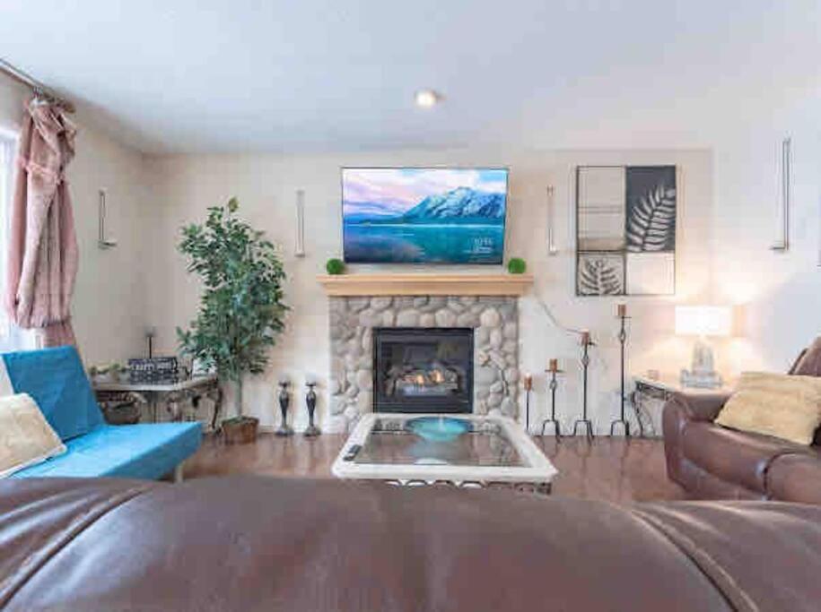 Villa 2500 Sq House In Springbank Hill Bl 261818 YYC Exterior foto