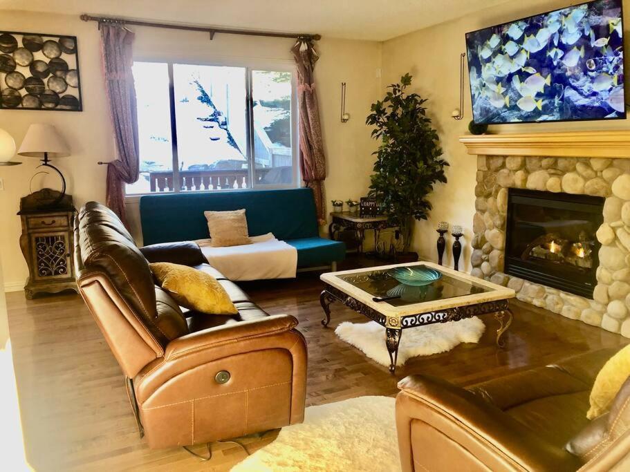 Villa 2500 Sq House In Springbank Hill Bl 261818 YYC Exterior foto