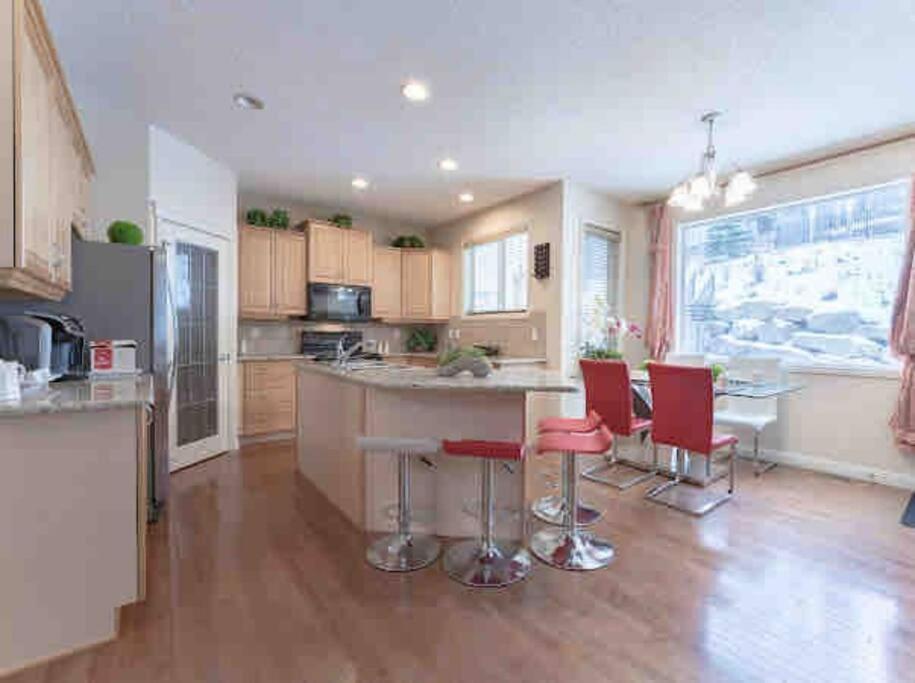 Villa 2500 Sq House In Springbank Hill Bl 261818 YYC Exterior foto