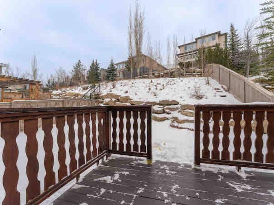 Villa 2500 Sq House In Springbank Hill Bl 261818 YYC Exterior foto
