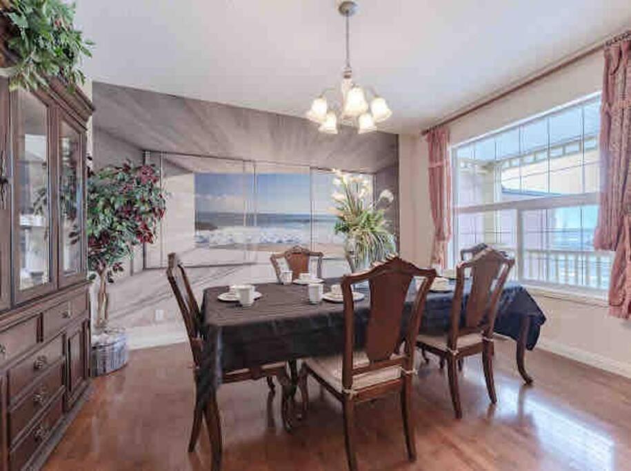 Villa 2500 Sq House In Springbank Hill Bl 261818 YYC Exterior foto