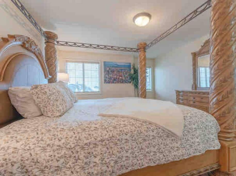 Villa 2500 Sq House In Springbank Hill Bl 261818 YYC Exterior foto