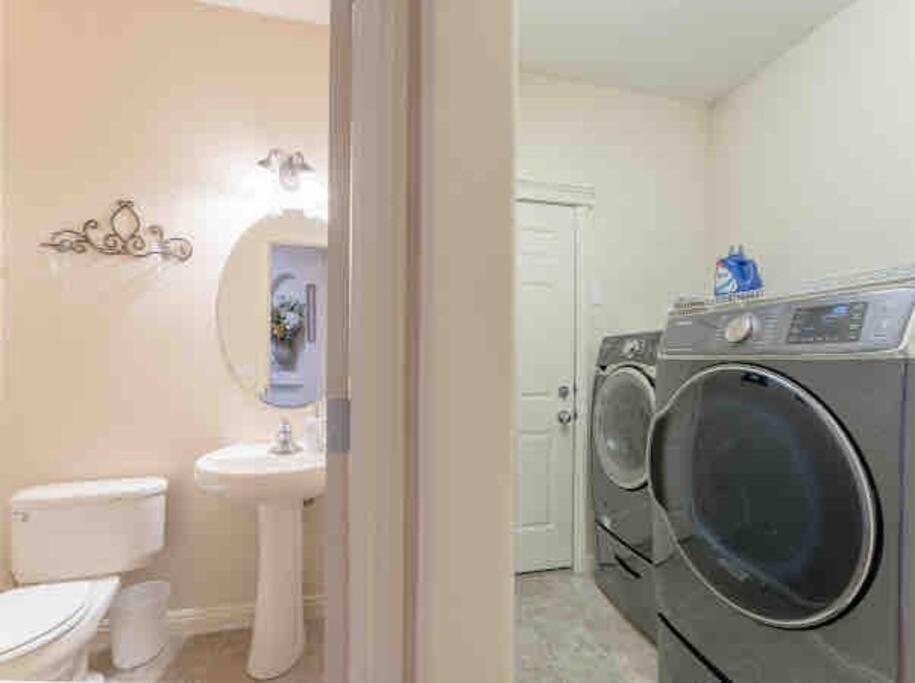 Villa 2500 Sq House In Springbank Hill Bl 261818 YYC Exterior foto