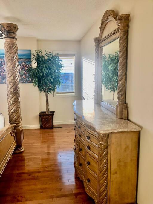 Villa 2500 Sq House In Springbank Hill Bl 261818 YYC Exterior foto