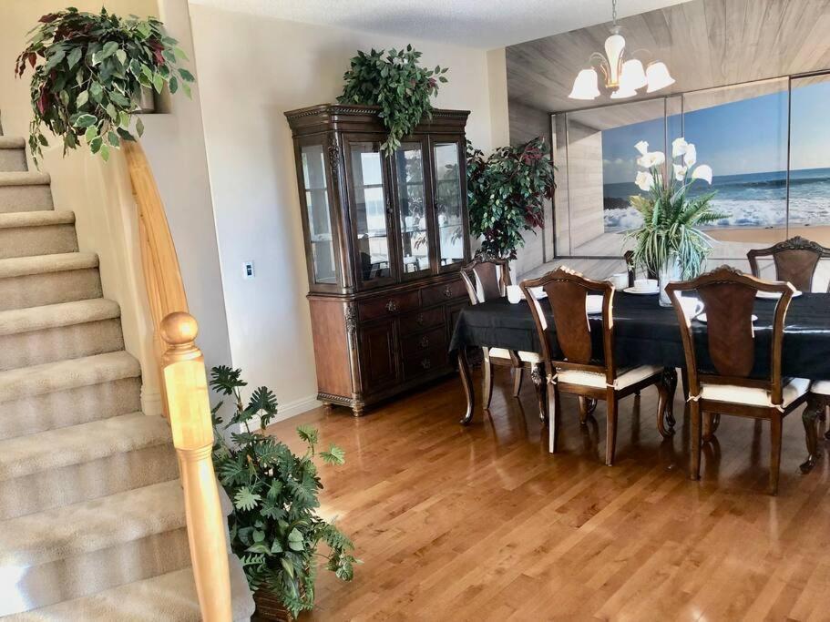 Villa 2500 Sq House In Springbank Hill Bl 261818 YYC Exterior foto