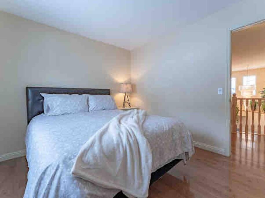 Villa 2500 Sq House In Springbank Hill Bl 261818 YYC Exterior foto