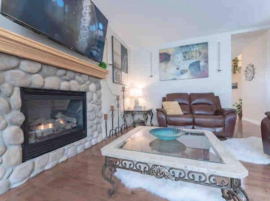 Villa 2500 Sq House In Springbank Hill Bl 261818 YYC Exterior foto