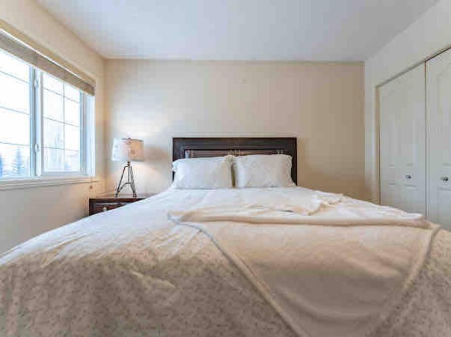 Villa 2500 Sq House In Springbank Hill Bl 261818 YYC Exterior foto