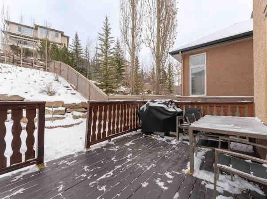Villa 2500 Sq House In Springbank Hill Bl 261818 YYC Exterior foto