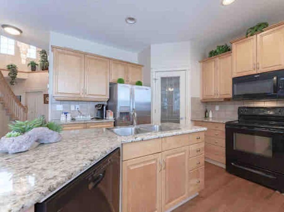 Villa 2500 Sq House In Springbank Hill Bl 261818 YYC Exterior foto