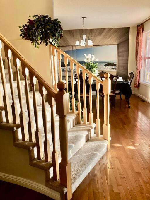 Villa 2500 Sq House In Springbank Hill Bl 261818 YYC Exterior foto