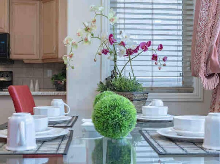 Villa 2500 Sq House In Springbank Hill Bl 261818 YYC Exterior foto