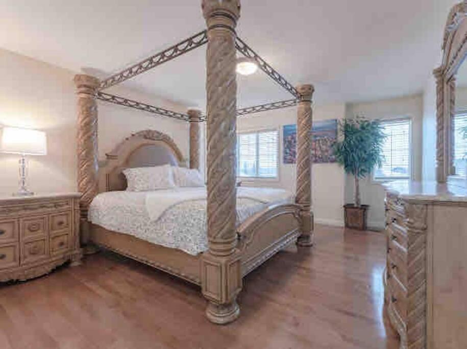 Villa 2500 Sq House In Springbank Hill Bl 261818 YYC Exterior foto