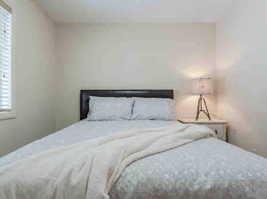 Villa 2500 Sq House In Springbank Hill Bl 261818 YYC Exterior foto