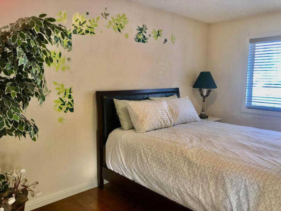 Villa 2500 Sq House In Springbank Hill Bl 261818 YYC Exterior foto