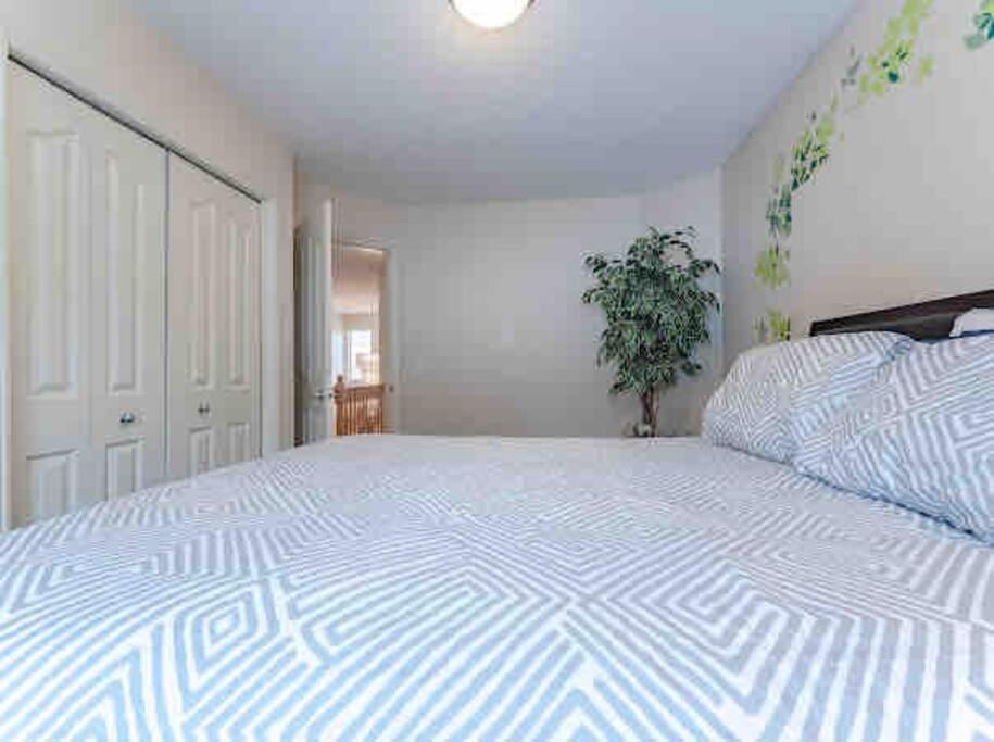 Villa 2500 Sq House In Springbank Hill Bl 261818 YYC Exterior foto