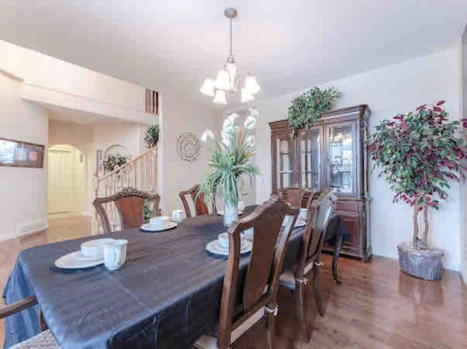 Villa 2500 Sq House In Springbank Hill Bl 261818 YYC Exterior foto