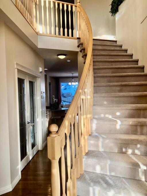 Villa 2500 Sq House In Springbank Hill Bl 261818 YYC Exterior foto